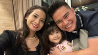 <p>Acha Septriasa mengumkan kabar bahagia soal kehamilan keduanya dengan membagikan potret <em>maternity shoot</em>-nya bersama sang suami, Vicky Kharisma dan putri kecil mereka, Bridgia. (Foto: Instagram@septriasaacha)</p>