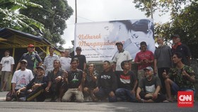 Warga Antusias Sambut Nikah Kaesang-Erina, Bebersih dan Pasang Spanduk
