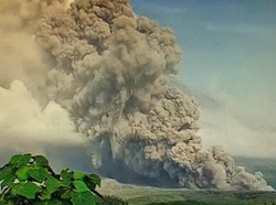 Gunung Semeru Muntahkan Awan Panas Sejauh 7 Km, Begini Penampakannya