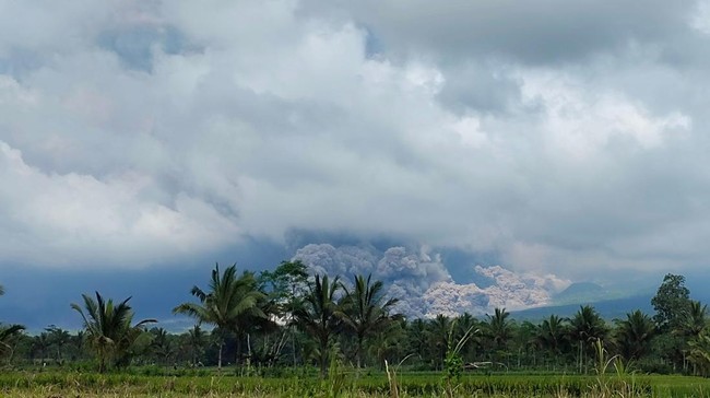 Gunung Semeru mengalami 7 kali erupsi dengan letusan disertai abu vulkanik hingga setinggi 900 meter di atas puncak.
