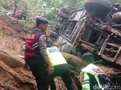 Bus Wisata Masuk Jurang di Magetan, 7 Penumpang Tewas