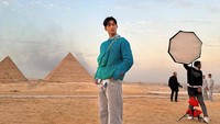 <p>Tidak hanya Sehun saja yang datang ke tempat bersejarah itu, Cha Eunwoo Astro pun mengunjungi Piramida dan membagikan beberapa potret dirinya dengan pemandangan piramida yang sangat menakjubkan. (Foto: Instagram@eunwoo.o_c)</p>