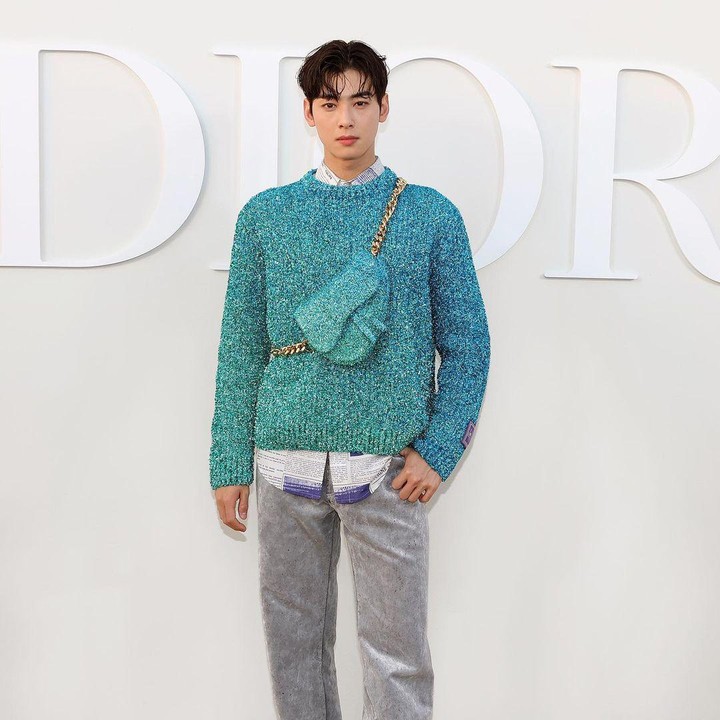 <p>Selain itu, Eunwoo juga tampil sangat memukau dengan kemeja yang dibalut sweter berwarna biru dan dipadukan dengan celana jeans serta sepatu putih. Gayanya terlihat casual sekali, ya, Bunda. (Foto: Instagram@dior)</p>