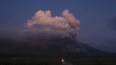 Gunung Semeru Enam Kali Erupsi Hari Ini, Letusan Tertutup Kabut