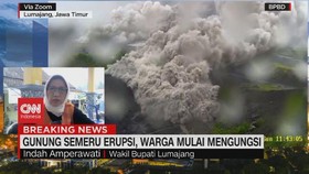 VIDEO: Gunung Semeru Erupsi, Warga Mulai Mengungsi