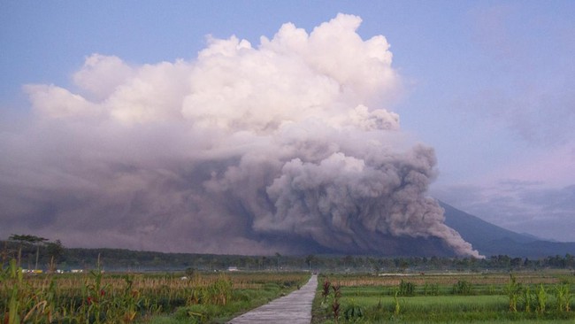 Gunung Semeru tercatat dua kali erupsi dengan ketinggian letusan abu vulkanik hingga 1.000 meter dari puncak pada Minggu (5/5).