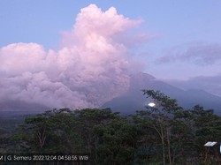 Semeru Kembali Erupsi, Tinggi Abu 1.500 Meter Mengarah ke Selatan