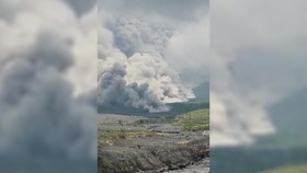 Warga Mengungsi usai Gunung Semeru Erupsi Muntahkan Awan Panas