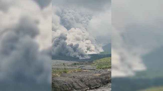 Salah seorang warga sekitar, Ahmad Samiludin mengatakan asap dari Gunung Semeru terlihat pekat dari lokasi ia berada.
