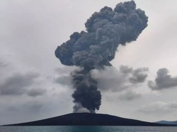 Gunung Berapi di Jepang Erupsi, Lontarkan Bebatuan hingga 1 Kilometer