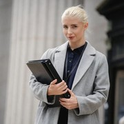 Kiat Fashion ke Kantor untuk Kamu yang Berzodiak Sagitarius! Makin Terlihat Cerdas dan Modis