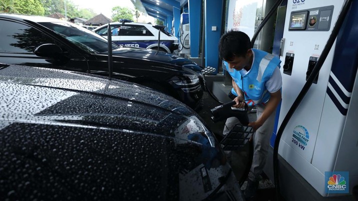 Kendaraan listrik menjadi mode transportasi resmi untuk mendukung operasional selama kegiatan KTT G20 Indonesia berlangsung. PLN menyiapkan Stasiun Pengisian Kendaraan Listrik Umum (SPKLU) di sejumlah titik, di kawasan pelaksanaan KTT G20. (CNBC Indonesia/Tri Susilo)