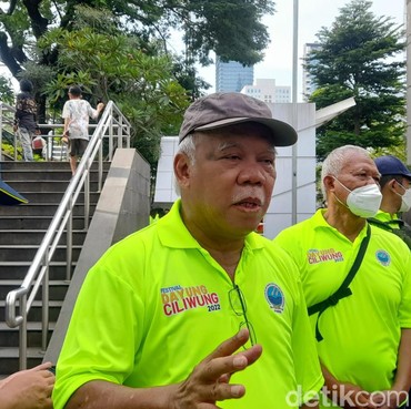 Menteri Basuki Tampil Kece Jadi Drummer Kotak