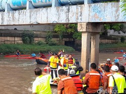 Momen Menteri PUPR Naik Perahu Susur Ciliwung Bareng PJ Gubernur DKI