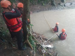 4 Remaja Terseret Arus Sungai Kuripan, Satu Orang Hilang