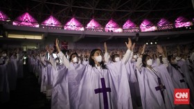 FOTO: Khusyuk Perayaan Natal Gereja Tiberias di GBK
