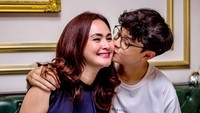 <p>Meski tampak seperti anak remaja, usia Bunda Natalie hampir menginjak 45 tahun dan sudah memiliki lima anak, Bunda. (Foto: Instagram@nat_grtm)</p>