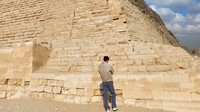 <p>Oh Sehun EXO baru-baru ini mengunjungi salah satu tempat bersejarah di Mesir, yakni Piramida Agung Giza. Tak ingin melewatkan momen tersebut, dirinya pun mengambil beberapa potret dengan pemandangan piramida tersebut. (Foto: Instagram@oohsehun)</p>
