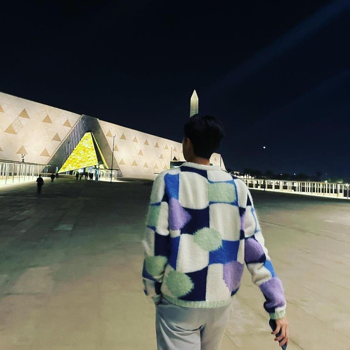 <p>Meski dikenal sebagai visual EXO, Sehun tidak menampilkan wajahnya dan hanya punggungnya saja dalam potret tersebut. Tidak jarang penggemar yang berkomentar memaksa Sehun untuk menampilkan wajah tampannya, Bunda. (Foto: Instagram@oohsehun)</p>