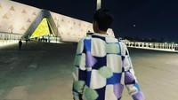 <p>Meski dikenal sebagai visual EXO, Sehun tidak menampilkan wajahnya dan hanya punggungnya saja dalam potret tersebut. Tidak jarang penggemar yang berkomentar memaksa Sehun untuk menampilkan wajah tampannya, Bunda. (Foto: Instagram@oohsehun)</p>
