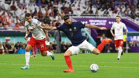 img-title Babak Pertama: Prancis Unggul 1-0, Pertahanan Polandia Dibombardir