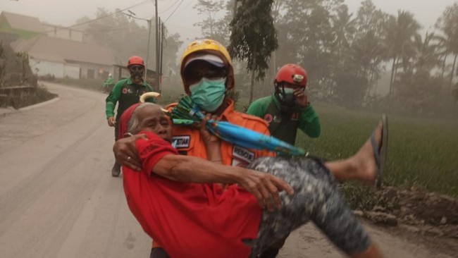 Sebanyak 1.979 warga di sekitar Gunung Semeru mengungsi ke 11 titik akibat erupsi atau Awan Panas Guguran (APG) sejak Minggu (4/12) pagi.