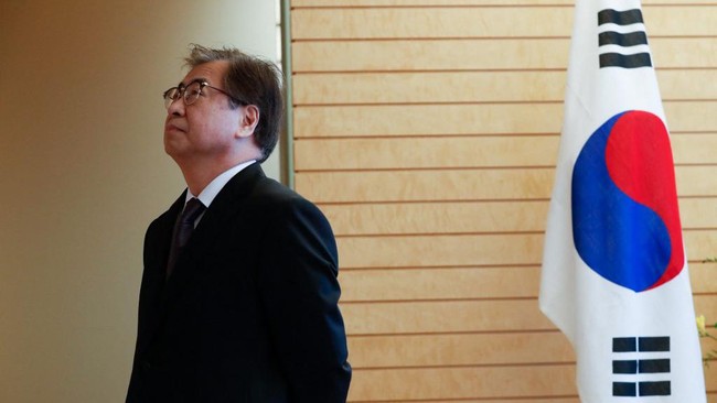 Korea Selatan menahan mantan kepala keamanan nasional, Suh Hoon, Sabtu (3/12), atas dugaan menutupi pembunuhan seorang pejabat perikanan oleh Korea Utara.