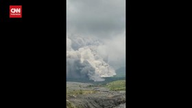 VIDEO: Penampakan Gunung Semeru Muntahkan Awan Panas Hingga 7 Km