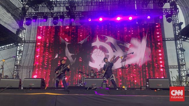Voice of Baceprot sempat menyindir pihak yang menyebut mereka tak pantas tampil di Head in the Clouds 2022. Raung musik mereka berhasil jadi pembeda HITC 2022.