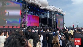 img-title Buka Hari Kedua Head in the Clouds, Warren Hue Bakar Semangat Penonton
