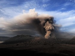 Waspada! Gunung Bromo yang Aktivitasnya Meningkat Berpotensi Erupsi