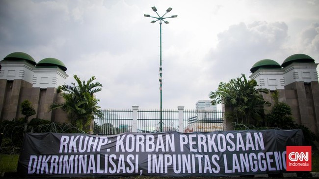 Upaya pengesahan RKUHP selalu ditolak sejak 2019 yang memicu demo besar karena memuat banyak pasal bermasalah, dan hingga 2022 kontroversi itu belum lekang.