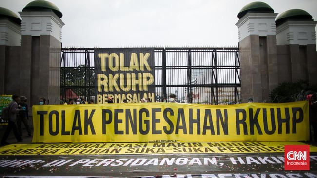 Media asing menyoroti pengesahan KUHP baru Indonesia yang kontroversial bisa menggiring negara demokratis terbesar di ASEAN kembali ke rezim otoriter.
