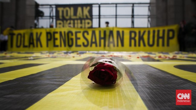 AS Kritik KUHP RI sampai 'Perang' Takhta Saudi Dihubungkan Kiamat Pengesahan KUHP baru RI sampai perebutan takhta kerajaan Arab Saudi menjadi sorotan berita internasional pada Selasa (6/12).