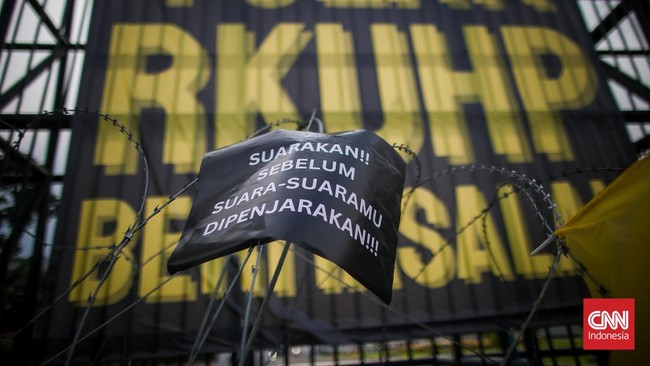 YLBHI Kecam Pengesahan RKUHP: Masyarakat Dijajah Pemerintah Sendiri YLBHI menilai sejumlah pasal dalam RKUHP akan membawa masyarakat ke masa penjajahan oleh pemerintah sendiri.