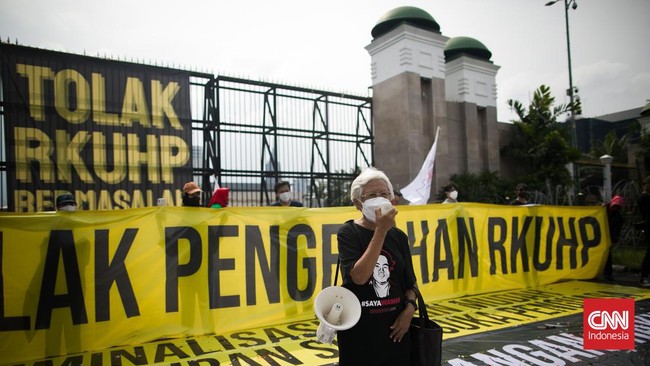 Koalisi masyarakat sipil akan berkemah di depan Gedung DPR RI jika Rancangan Kitab Undang-undang Hukum Pidana (RKUHP) tetap disahkan hari ini, Selasa (6/12).