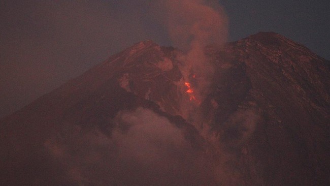 Gunung Semeru di Kabupaten Lumajang, Jawa Timur, mengalami erupsi hingga mengeluarkan guguran lava pijar pada Minggu (9/6) malam.