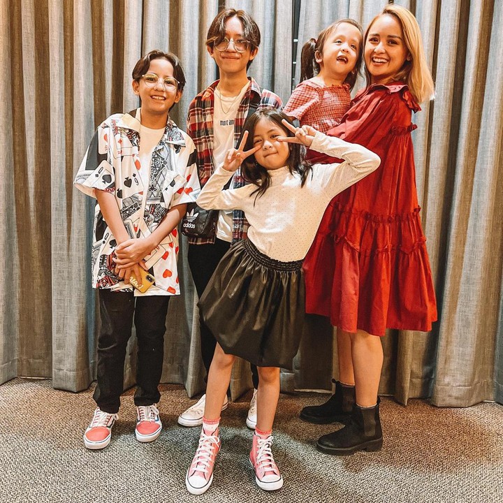 <p>Baru-baru ini, ia juga memamerkan potret dirinya bersama keempat anaknya saat acara Thanksgiving dinner bersama keluarga. (Foto: Instagram @joannaalexandra)</p>