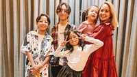 <p>Baru-baru ini, ia juga memamerkan potret dirinya bersama keempat anaknya saat acara Thanksgiving dinner bersama keluarga. (Foto: Instagram @joannaalexandra)</p>