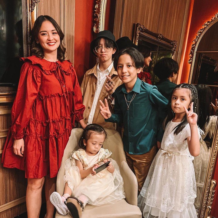 <p>Tahun ini, adalah tahun kedua Joanna dan keempat anaknya merayakan Natal tanpa kehadiran sang suami dan ayah di tengah-tengah mereka pasca meninggalnya Raditya Oloan Panggabean. Namun, mereka sepertinya sudah lebih kuat ya, Bunda. (Foto: Instagram @joannaalexandra)</p>