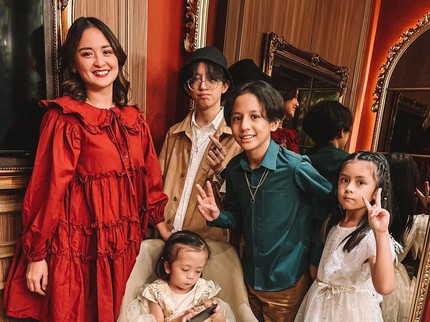 5 Potret Joanna Alexandra dan Empat Anaknya, Kompak Jelang Natal