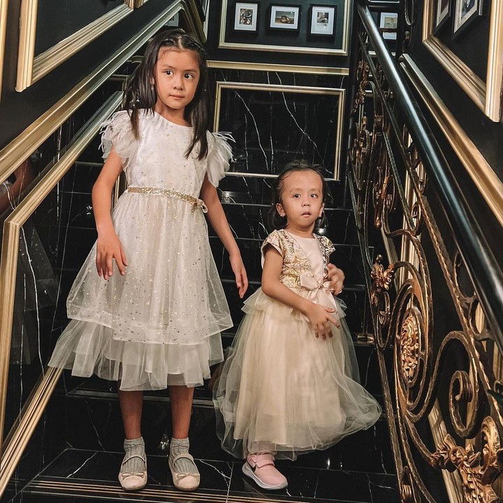 <p>Kedua putrinya, Zoey dan Ziona sudah beranjak besar Bunda. Si Bungsu yang istimewa pun kini sudah berusia 5 tahun. (Foto: Instagram @joannaalexandra)</p>