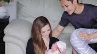 <p>Randy Pangalila dan Chelsey Frank dikaruniai bayi perempuan bernama Blair Willow Pangalila pada 24 Maret 2021 lalu, Bunda. (Foto: Instagram @cfrank3030 & @randpunk)</p>