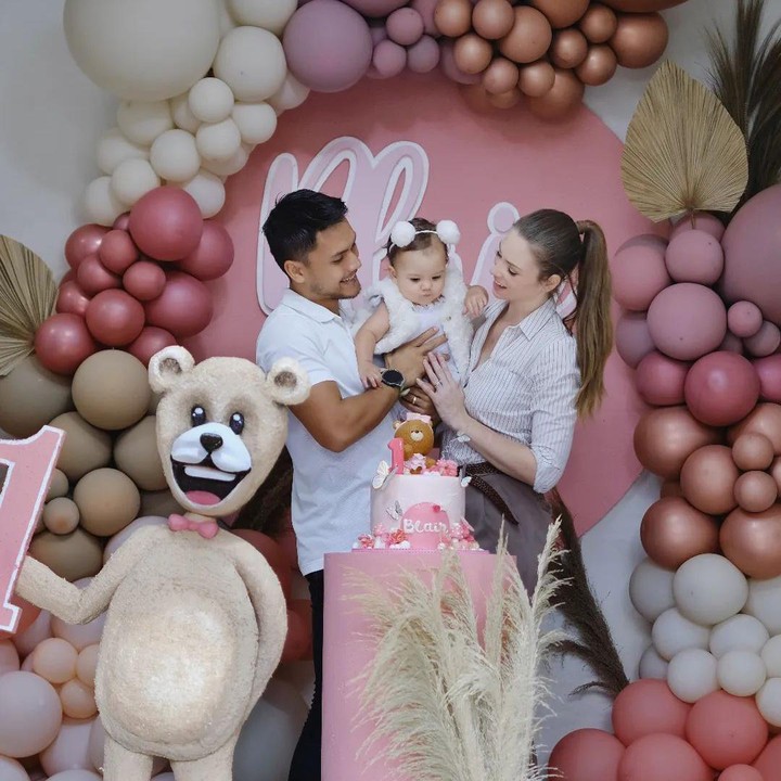 <p>Randy Pangalila dan Chelsey tak segan memberikan yang terbaik untuk putri mereka. Tak terkecuali saat merayakan ulang tahun pertamanya. (Foto: Instagram @cfrank3030 & @randpunk)</p>