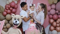 <p>Randy Pangalila dan Chelsey tak segan memberikan yang terbaik untuk putri mereka. Tak terkecuali saat merayakan ulang tahun pertamanya. (Foto: Instagram @cfrank3030 & @randpunk)</p>
