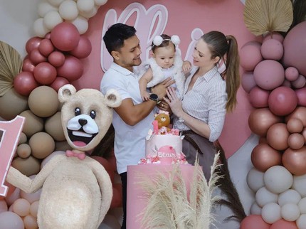 9 Potret Randy Pangalila bersama Istri Bule dan Anak Tercinta