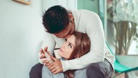 <p>Setelah melahirkan, istri Randy Pangalila juga terlihat semakin memesona sebagai Bunda. (Foto: Instagram @cfrank3030 & @randpunk)</p>