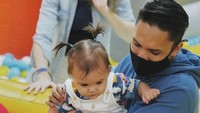 <p>Di sela-sela kesibukan, pemilik nama lengkap Randy Dionisius Pangalila itu sering mengajak istri dan anaknya melakukan quality time. (Foto: Instagram @cfrank3030 & @randpunk)</p>
