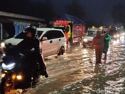 Jalan Terendam Banjir, Jalur Arah Bandara YIA Sempat Macet Panjang