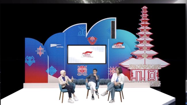 Raditya Dika bersama Putri Anindya berbagi pengalaman serta tips dalam menulis dan memotret dalam Webinar Lomba Foto Astra dan Anugerah Pewarta Astra 2022.